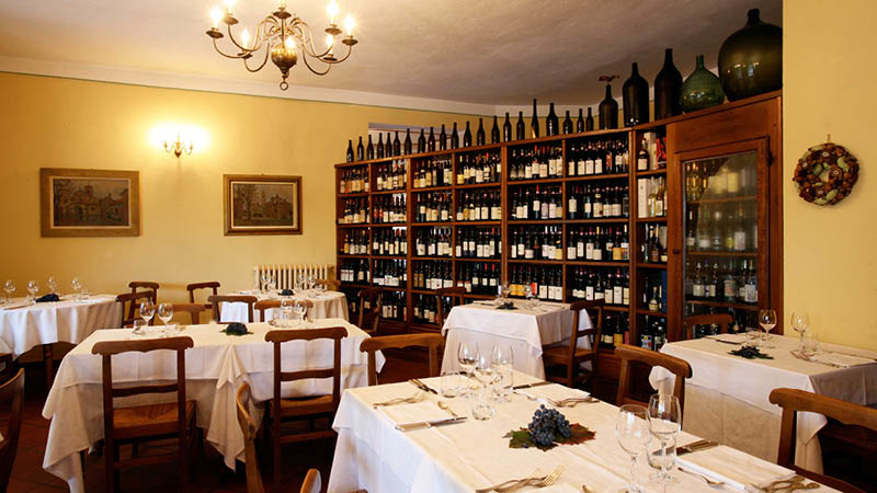 Restaurang p Hotel Barolo i Piemonte, Italien.